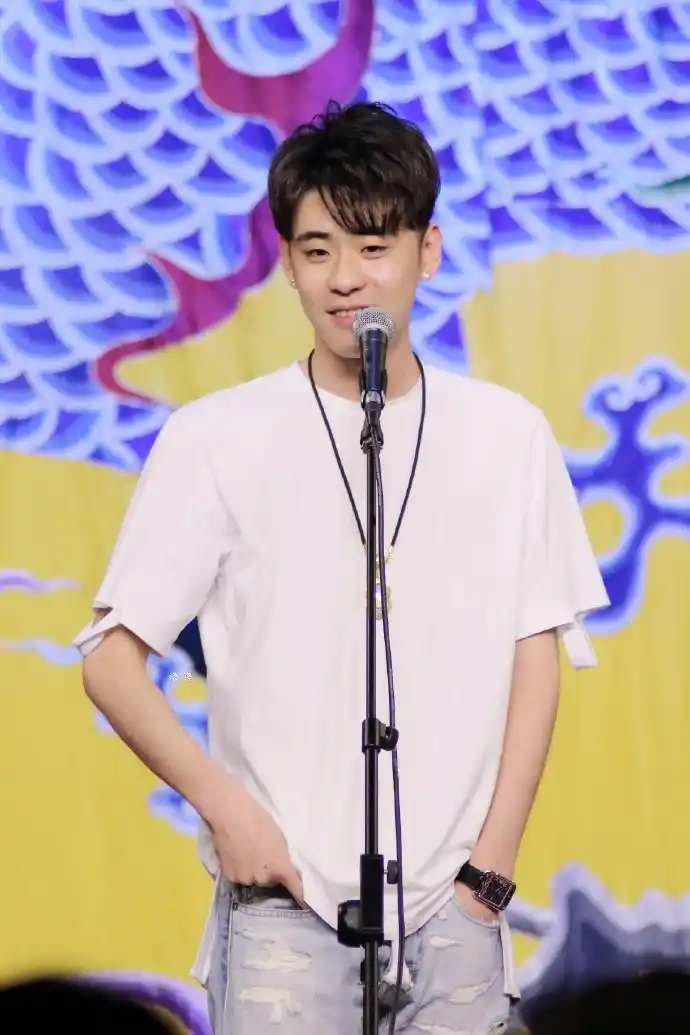 张云雷他穿白t的样子,怎么看都好看