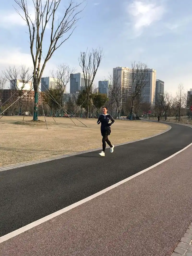 市民公园晨跑打卡,感谢跑友拍的照片,感谢沈总的姜茶,感恩偶遇 - 抖音