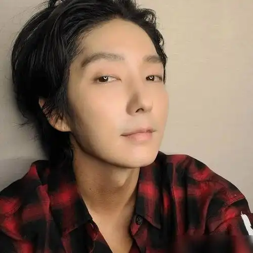 李准基近况照留长发戴眼镜根本逆龄成大学生变身理科憨宅男