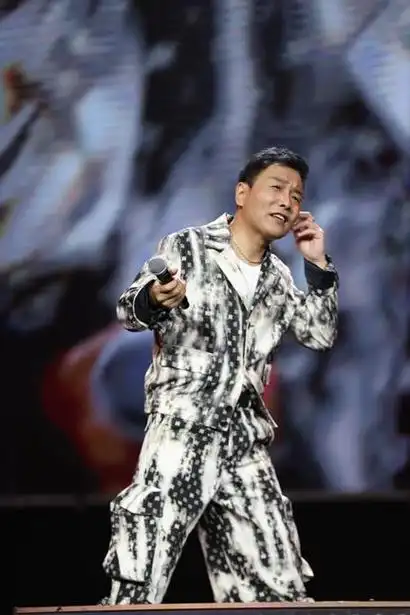 祁隆首场个人演唱会在济南奥体中心爆场落幕