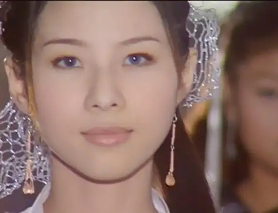 苏有朋版的《倚天屠龙记》,这一版的黄衫女子一出场就惊艳了众人,身上