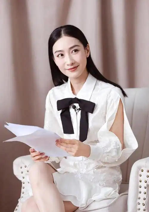 "安陵容"扮演者陶欣然营业,穿波点西装加闪光礼裙,大气又妩媚