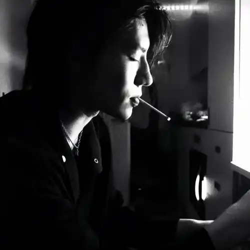 黑白男生头像真人侧脸