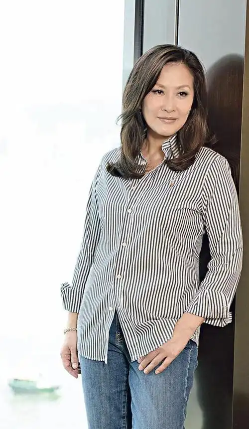 陈慧珊笑对60岁丈夫被误认是女儿外公婚后13年恩爱如初其利断金