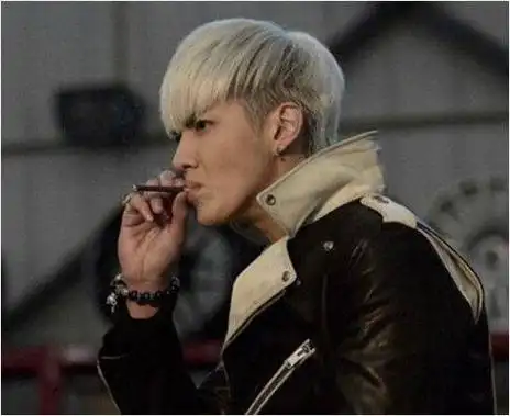 吴亦凡这样又帅又有型的男神在娱乐圈非常受欢迎,一开始是以歌手出道