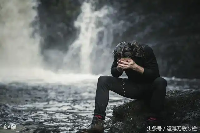 经典语录:别人在等伞,我在等雨停 这些孤独伤感的句子让人心酸