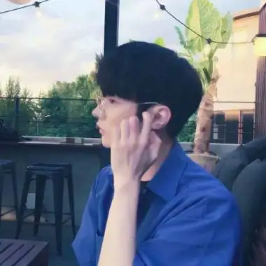 戴眼镜男生照片头像高清时尚帅气的眼镜男头像真实生活照