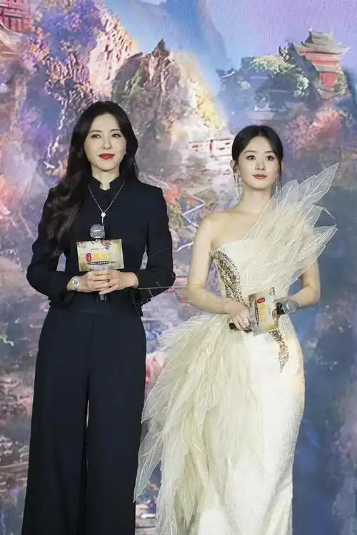 48岁曾黎和37岁赵丽颖合影颜值和气质完胜赵丽颖