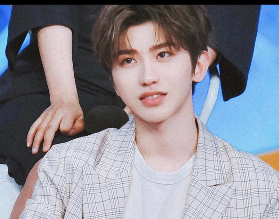 一脸雀斑妆的蔡徐坤在快乐大本营玩起了凌波微步不愧是舞台王者