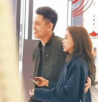 据台湾媒体报道,艺人刘容嘉的姐姐,同时也是知名主持人的刘佳怜日前与