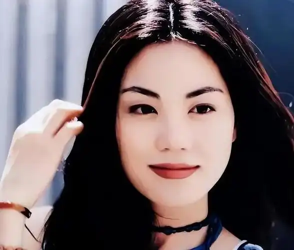 王菲谢霆锋回国王菲撒娇捶谢霆锋脖子疙瘩引关注