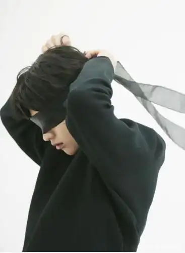 蔡徐坤杂志花絮流出,黑纱蒙眼显忧郁美感,身穿花色短袖气质出尘