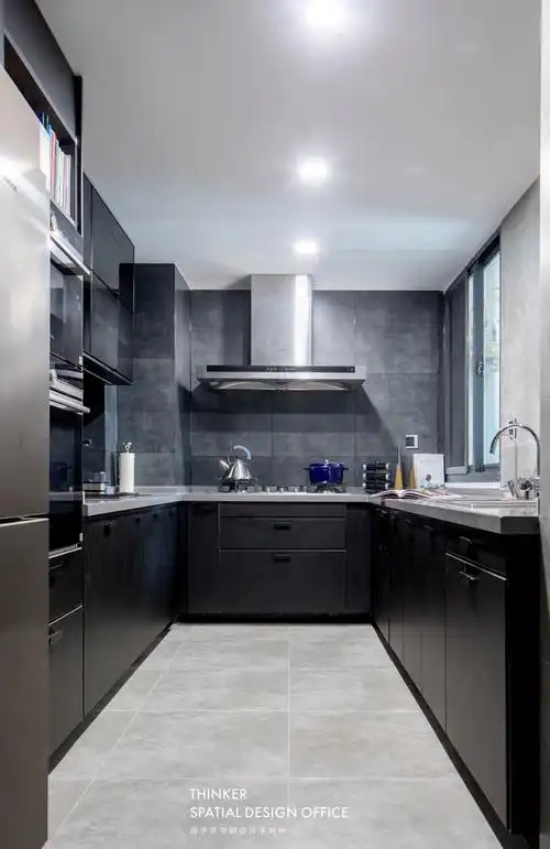 水泥砖带来素朴的质感,纯黑色橱柜与客餐厅色调呼应,沉稳大气.