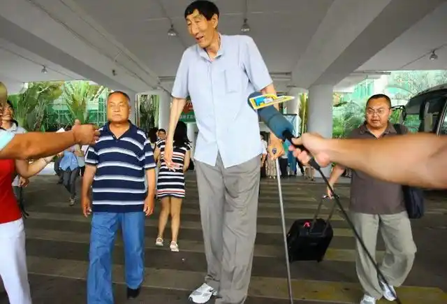 中国第一巨人鲍喜顺:不听医生告诫执意生育一子,儿子现在多高了