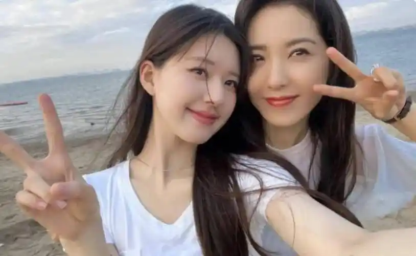 年龄不是问题25岁赵露思和47岁曾黎合照一个像网红一个像明星