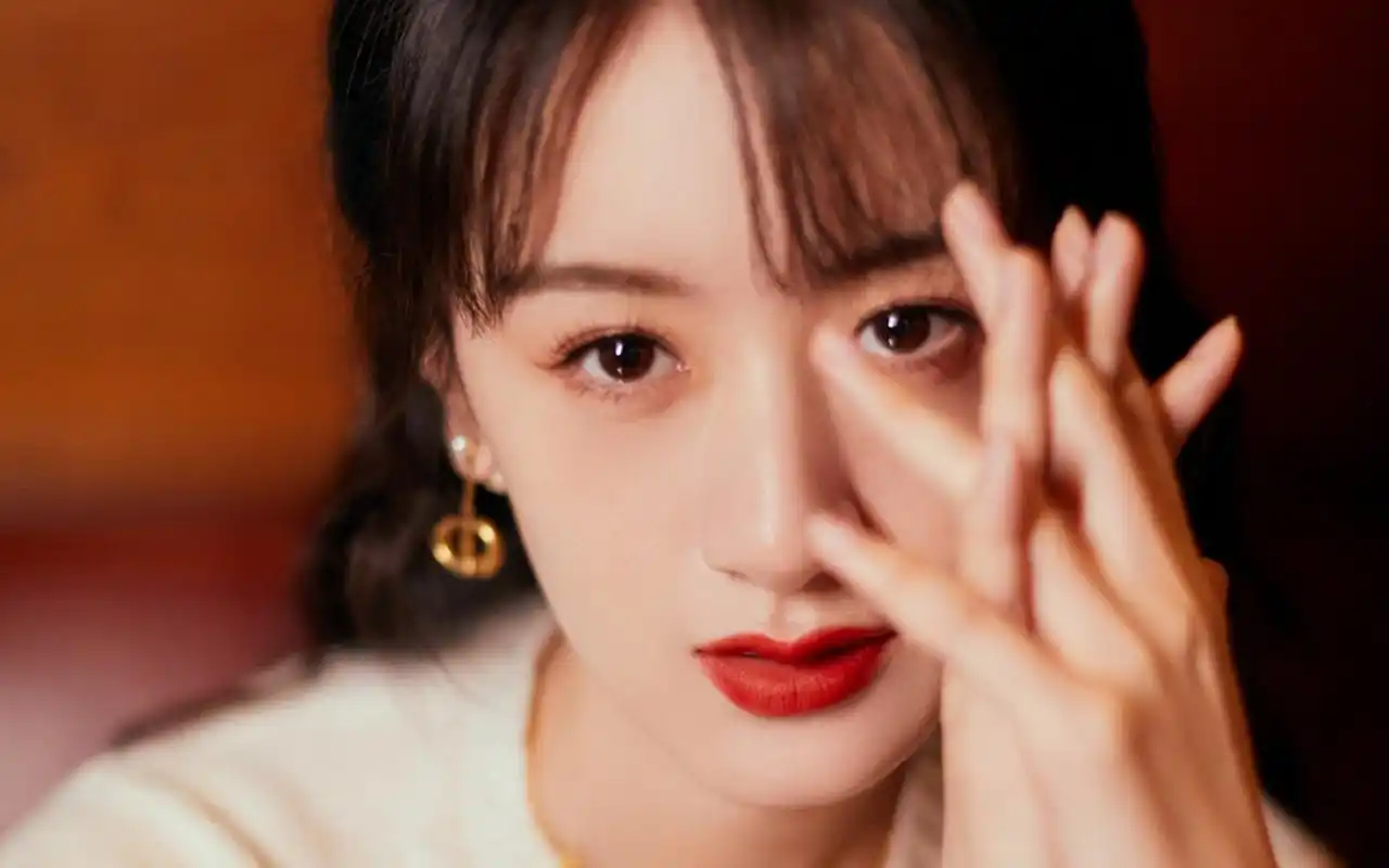 袁冰妍星河圣诞风写真,青春撩人汇聚一身