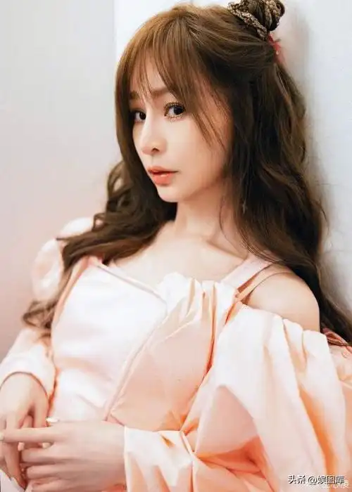 王心凌身材火辣穿短款上衣搭阔腿裤高挑纤瘦少女感扑面而来