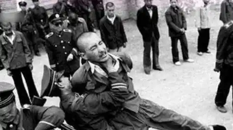 10行动乔四被抓后,哈尔滨"郝瘸子"的结局如何_东北_审判_劲儿