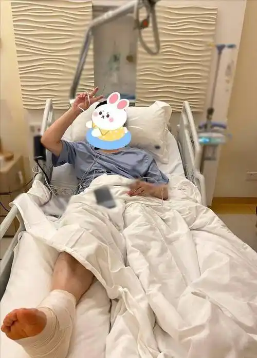 陈赫术后现身坐轮椅,右脚浮肿缠满绷带,张子萱蹲地为其换药擦脚_手术