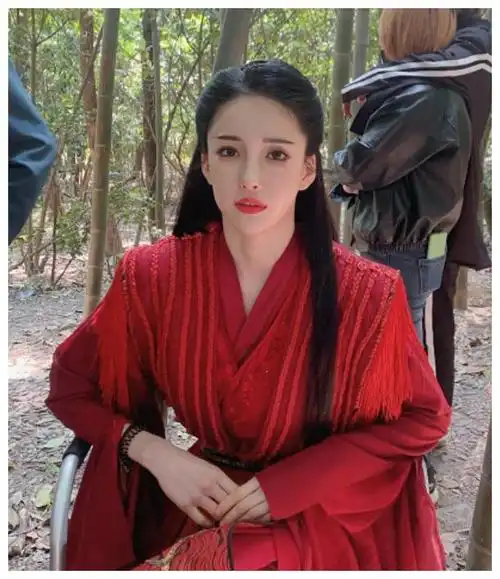 网红转战演艺圈彭十六拍摄古装身穿铠甲化身女将军