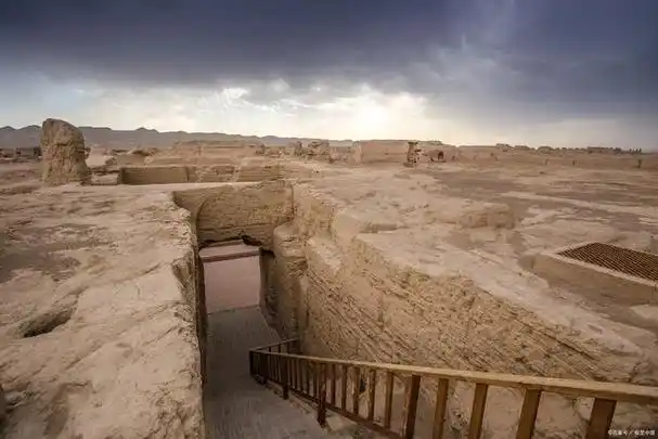 深埋于中国新疆的广袤沙漠之中,楼兰古城傲然屹立,向世人诉说着一个