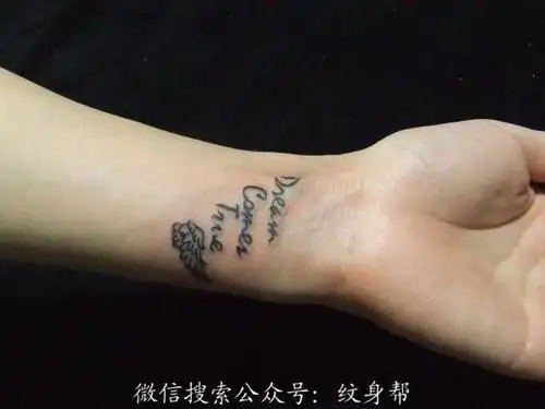 女生手腕英文字母翅膀纹身图案