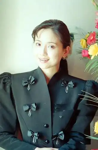 陶慧敏蓝衬衫搭白色阔腿裤好温婉低扎马尾气质端庄哪像53岁