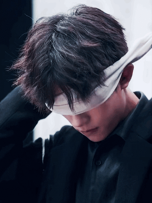 爱豆"蒙眼图",肖战蔡徐坤绝美神仙入坑,你想做谁的眼睛?