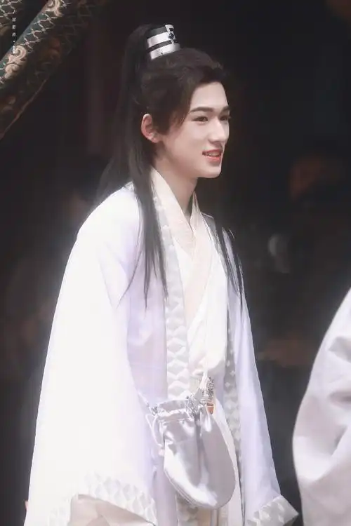 宋亚轩萌探探探案##宋亚轩白衣古风造型