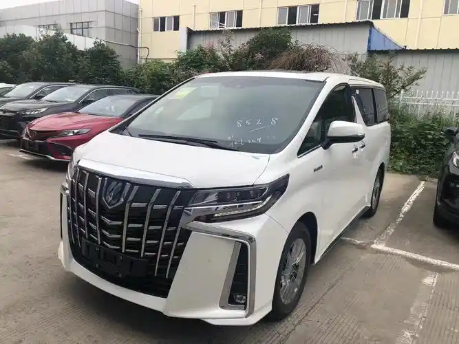 2022款丰田埃尔法的长宽高分别为4915/1850/1950mm,车身高度超过1.