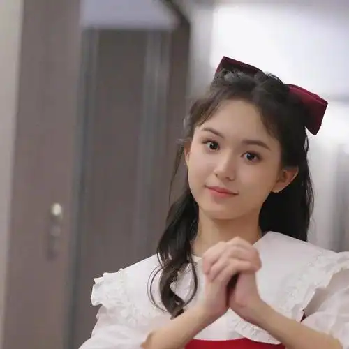 刘楚恬美出新层次,13岁已出落得如家似玉,娱乐圈都在等她长大!