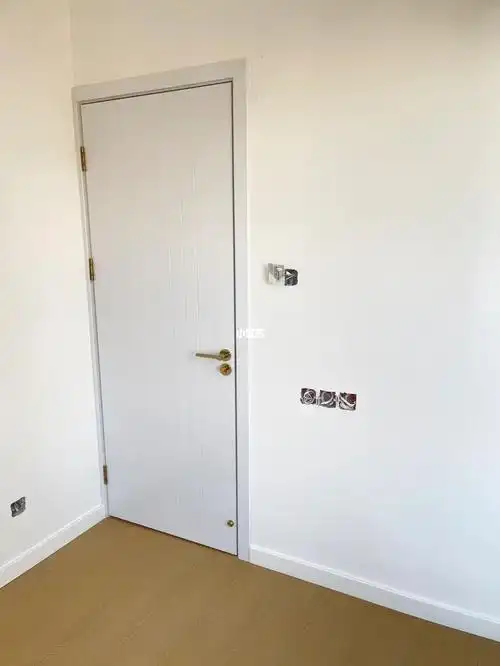 冷白色房门踢脚线配不到跟门颜色一样