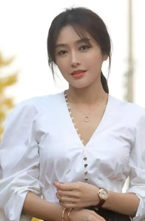 《突围》中饰演一个"母老虎"如今41岁的秦岚依然是单身_黄晓明_陆川