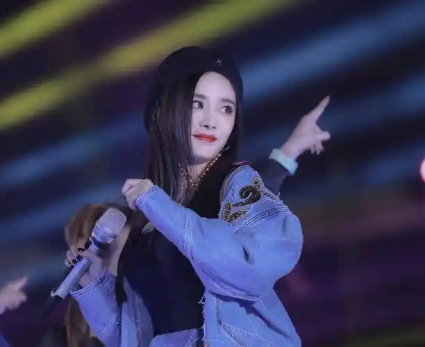 杨幂《野狼disco》,王俊凯演唱会,与偶像蹦迪现场的碰撞_首歌_显得