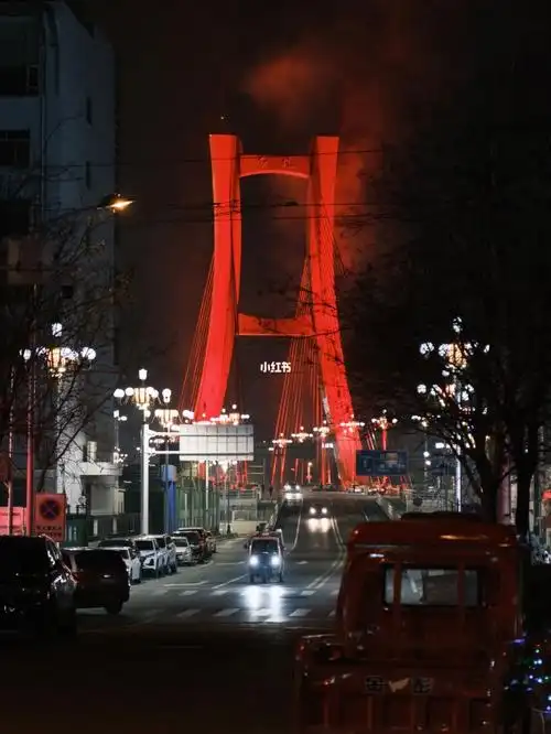 夜晚路过天水红桥