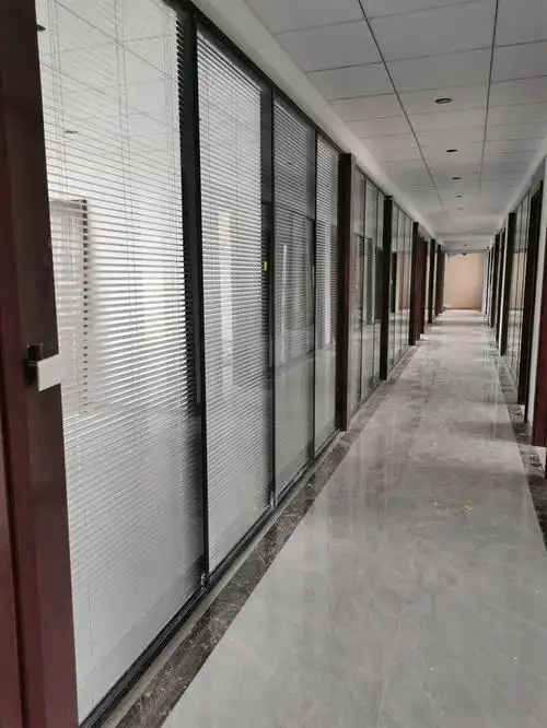 百叶中空玻璃隔断是现代办公室装修中的一种新型隔断,以其美观,时尚