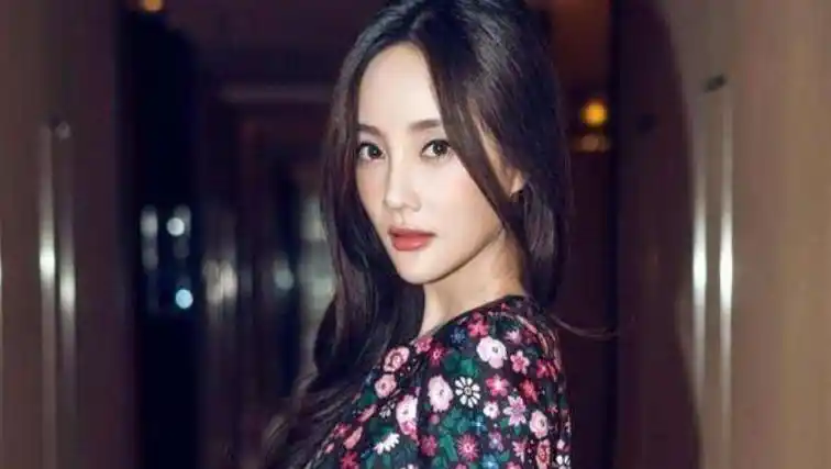 李小璐素颜出境,脸部状态整容感太明显,真是可惜了一张好脸_one