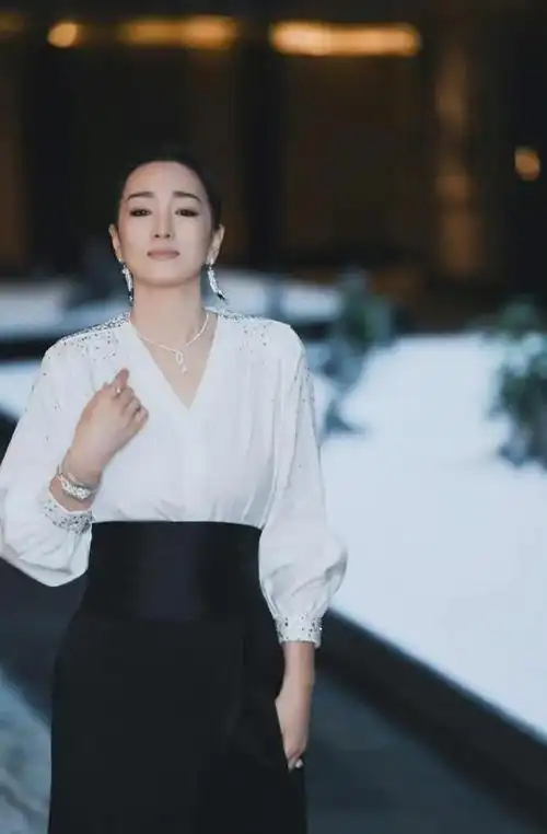 从如今双方的地位来看,章子怡跟巩俐比的话确实可谓是全面落在了下风