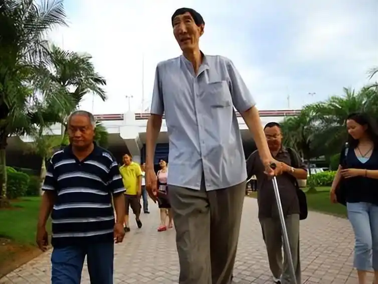回顾"第一巨人"鲍喜顺:不听医生忠告执意生子,后来儿子身高多少?
