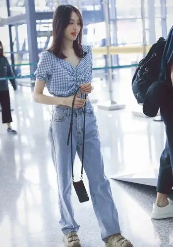 不爱浓妆艳抹的郑爽现街拍,夏日清爽穿搭酷似学生妹!