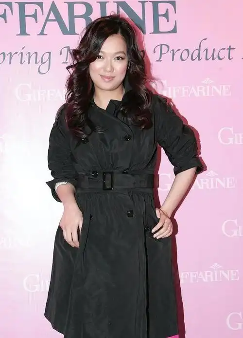 42岁港姐李珊珊受甘比鼓励积极做义工,难得与古天乐合照心情甚好