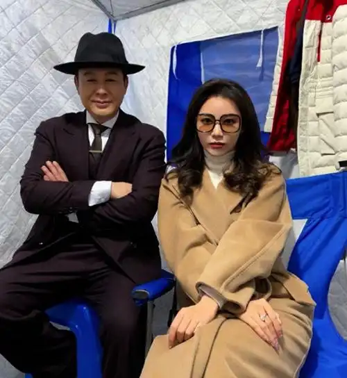 张颂文罕晒家庭照,学霸老婆打扮质朴难掩骨子美,气质远胜高叶|张译|穿