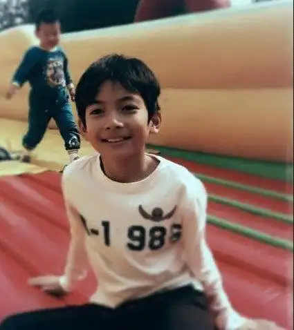 经李亚鹏做媒娶经纪人,结婚20年,如今12岁儿子长得像混血儿