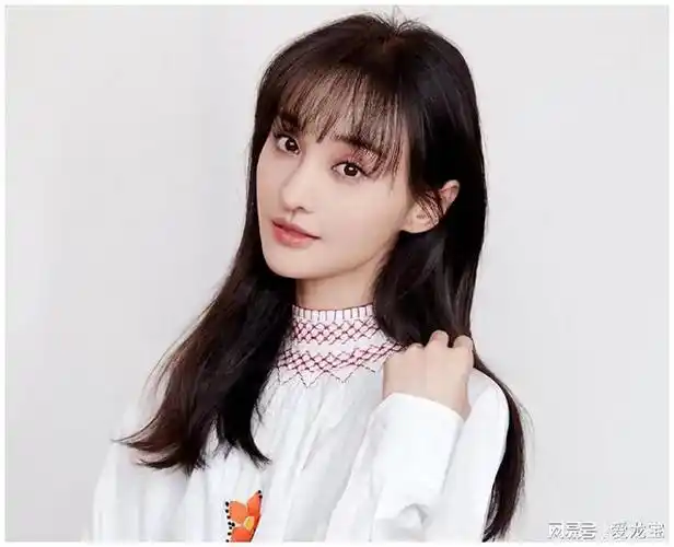 国民小仙女沦为路人甲?郑爽异国街头被偶遇现状令人唏嘘