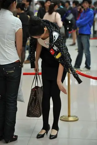 弯腰的瞬间——2011南航空姐新人秀西安站( 9张 )