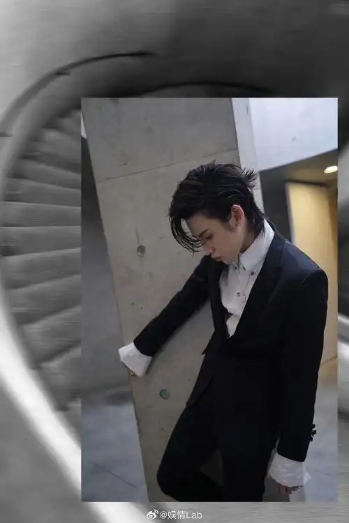 丨今天的@小鬼-王琳凯 红毯造型来咯~黑白西装配大背头