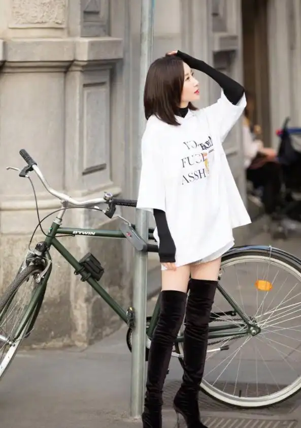 舒畅胆太大了!直接穿打底裤走机场?网友:这裙子和不穿有啥区别