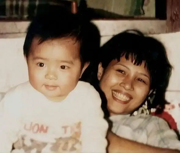 罗志祥在个人社交网站分享小时候打架子鼓的视频,视频中罗志祥打架子