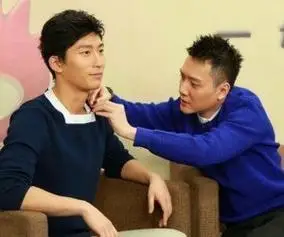 窦骁冯绍峰两人都是深受欢迎的内地男演员,窦骁凭借《山楂树之恋》