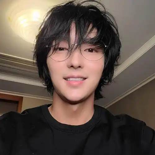 李准基近况照留长发戴眼镜根本逆龄成大学生变身理科憨宅男